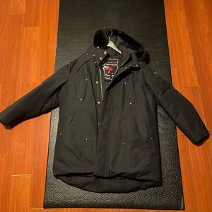 Moose knuckle parka
Worn less than 10 times